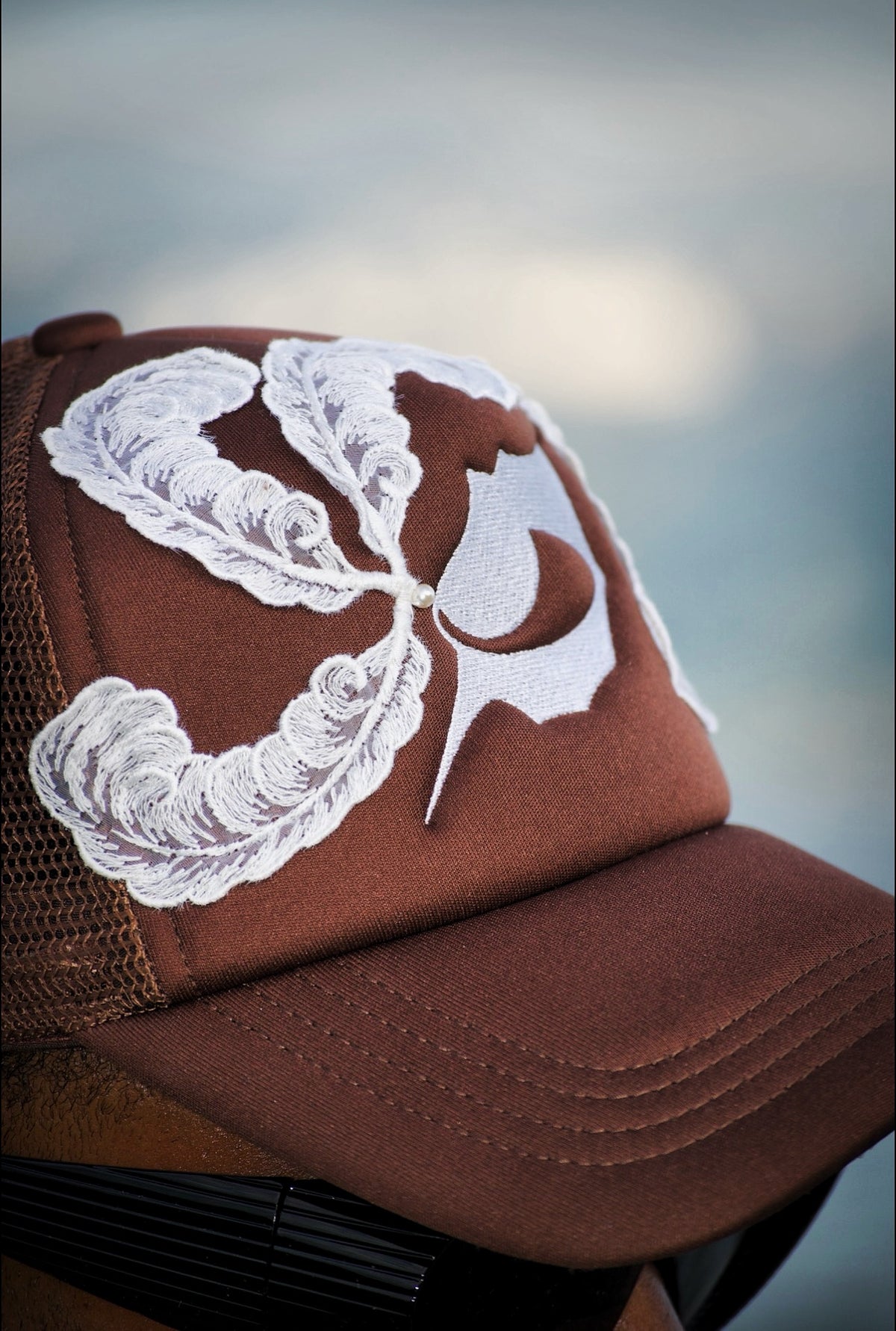 Casquette perlée brune