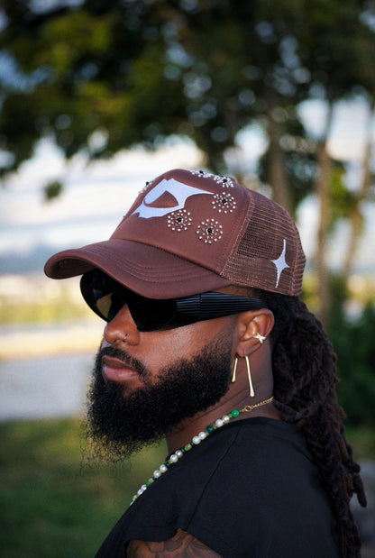 Casquette perlée brune