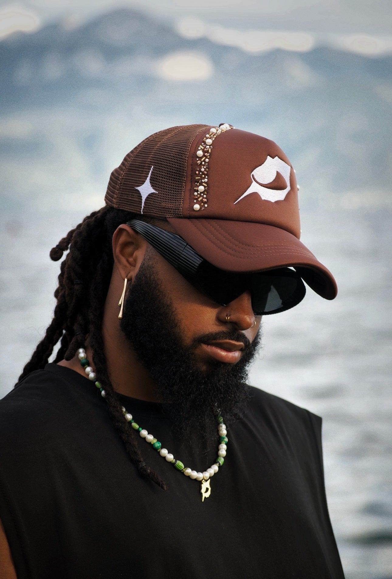 Casquette perlée brune