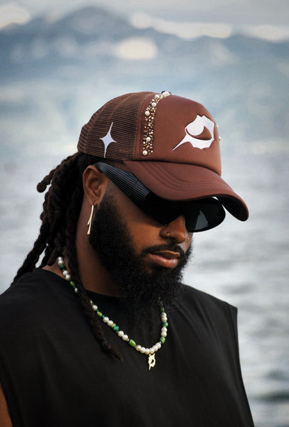 Casquette perlée brune