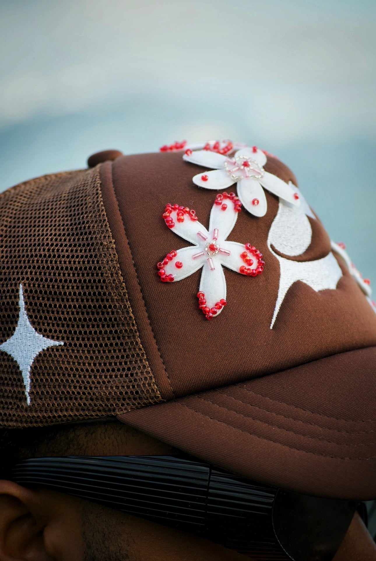 Casquette perlée brune