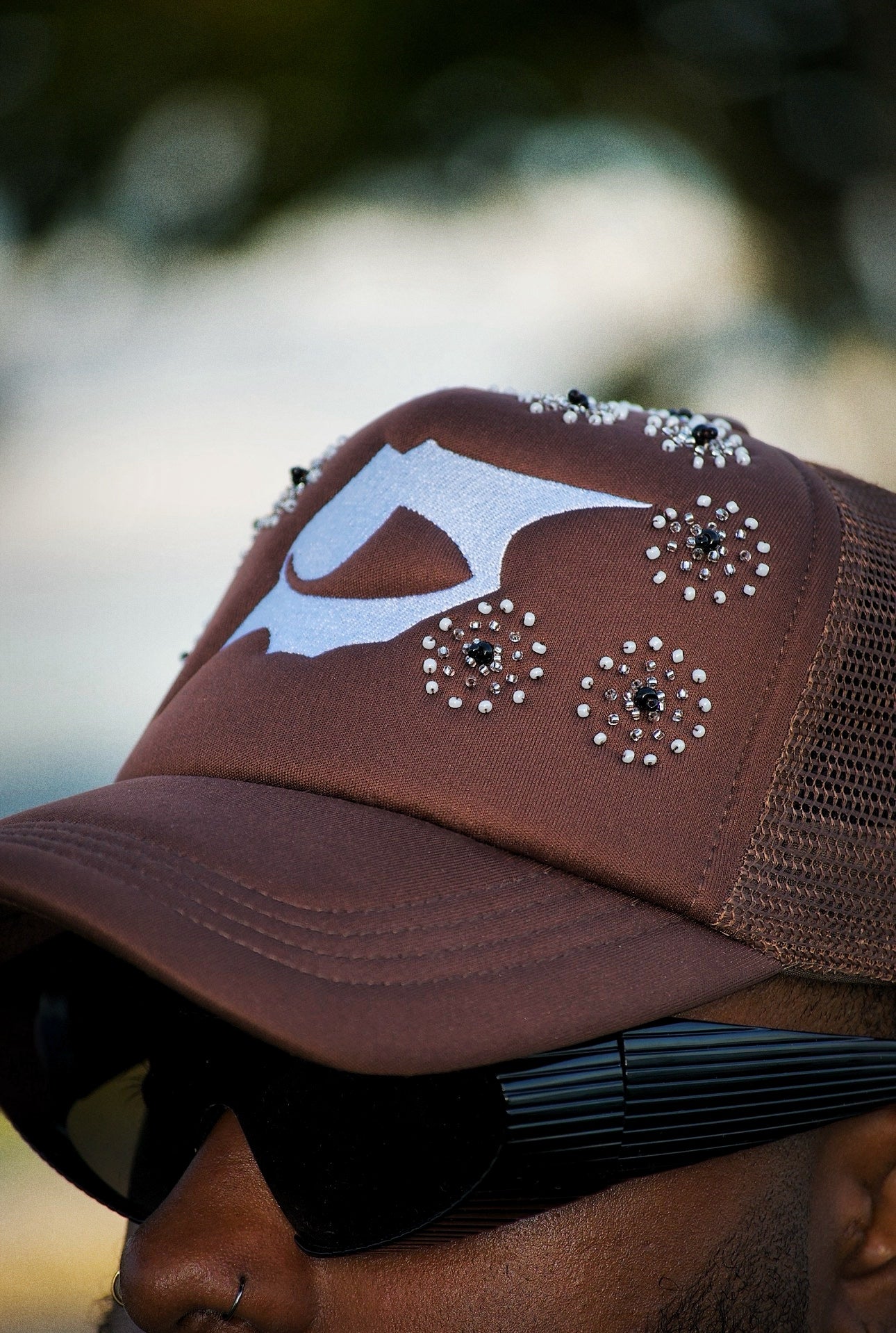 Casquette perlée brune