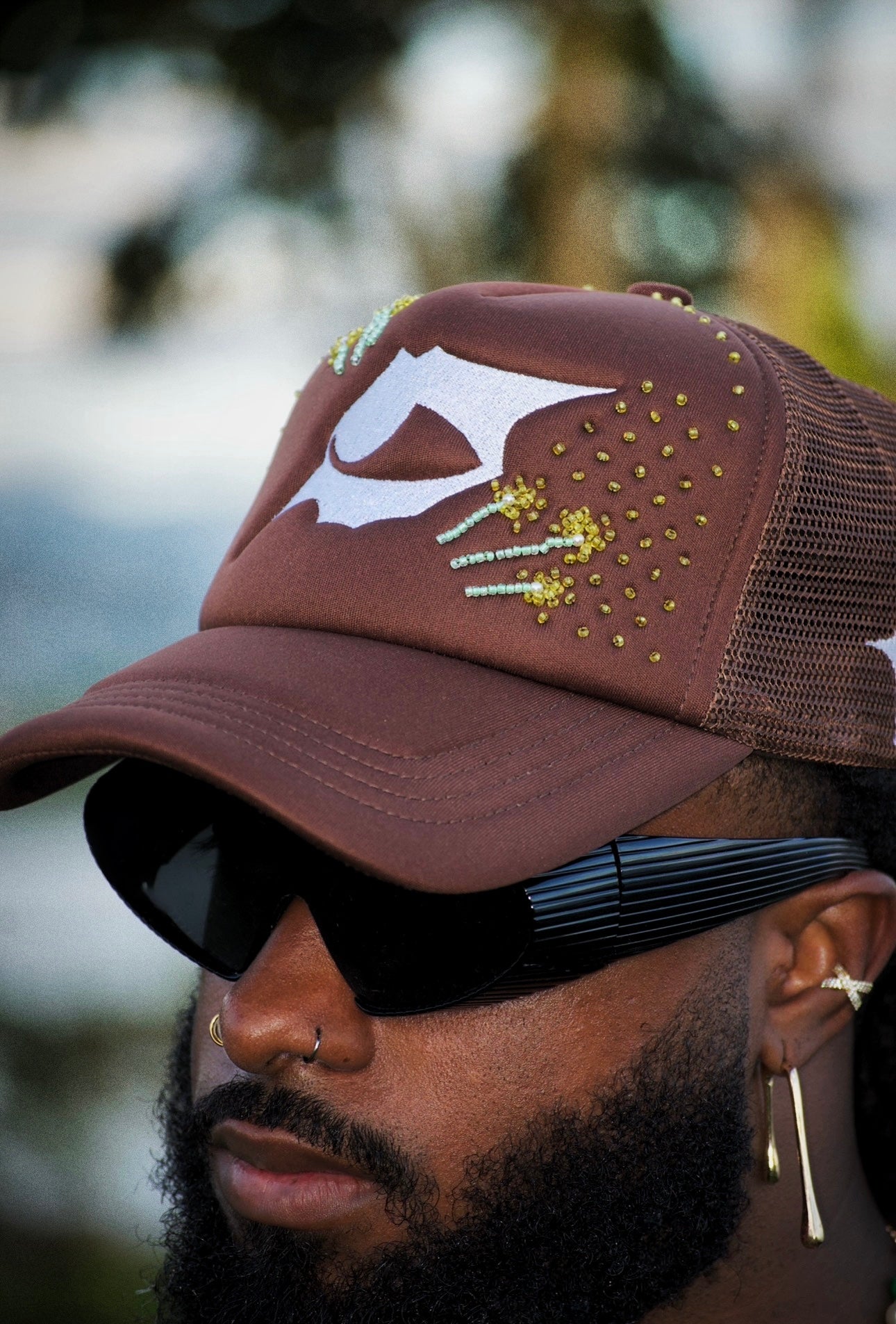 Casquette perlée brune