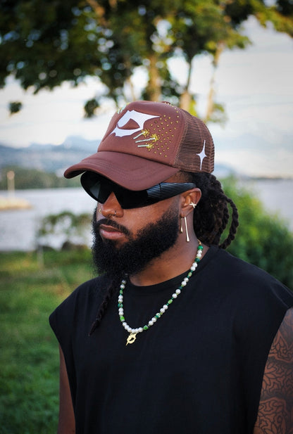 Casquette perlée brune